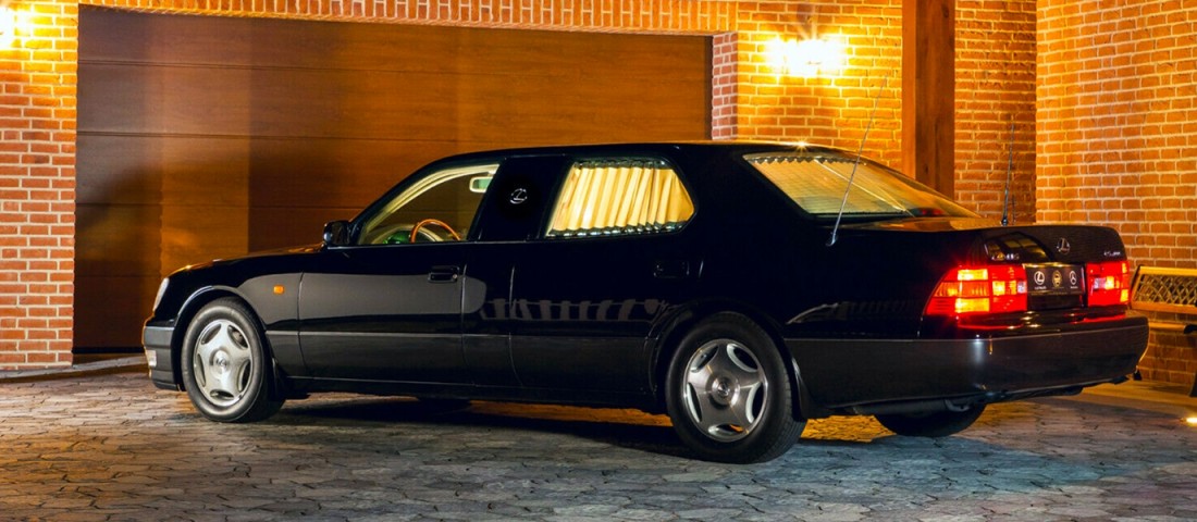 A 90-es évek luxusát adja a hosszított Lexus LS400