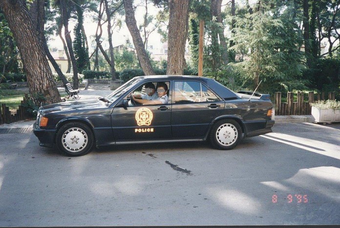 A görög rendőrök ezekkel a penge verdákkal harcoltak az illegális versenyzők ellen 10