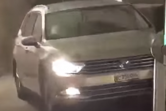 Lehetetlen helyen zúzta le durván autóját, a kamera mindent felvett