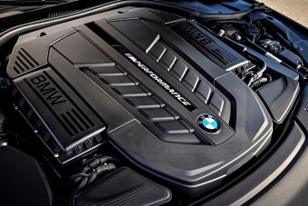 Búcsút inthetünk a 12 hengeres BMW-nek