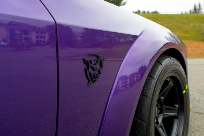 Még senki nem kergette meg a lila Demont