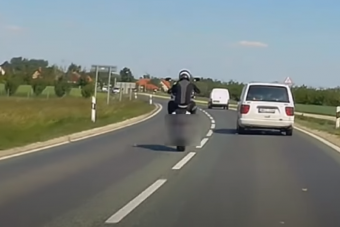 Megmutatjuk, miért volt őrültség a motoros előzése egy keréken a 87-es főúton