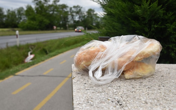 Péksütijei sodorták bajba az árokba csúszott Merci sofőrjét, Jézus megmentette 2 Péksütijei sodorták bajba az árokba csúszott Merci sofőrjét, Jézus megmentette 2