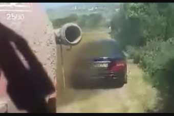 Trágyával szórta le a földjére parkoló autót a gazda