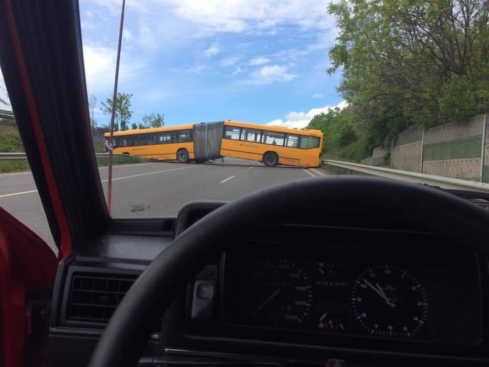 Keresztbe álló busz torlaszolta el a 6-os utat 1