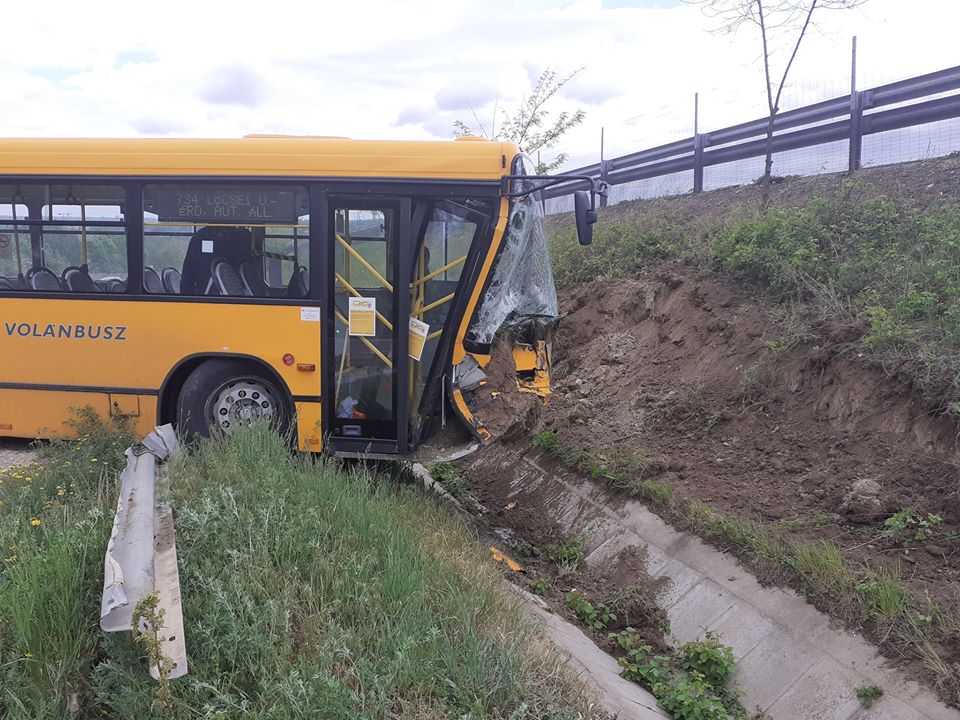 Keresztbe álló busz torlaszolta el a 6-os utat 2