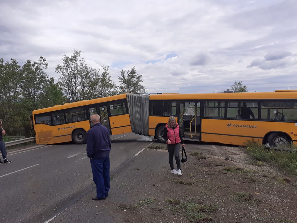 Keresztbe álló busz torlaszolta el a 6-os utat 3