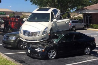 Hihetetlen balesetet okozott az idős sofőr