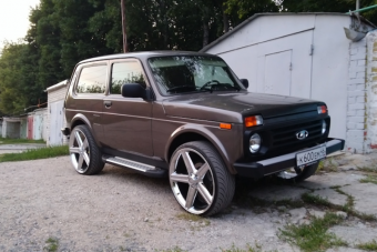 Egyre extrémebb Lada Nivákat építenek az oroszok, nem ritka a 22 colos kerék