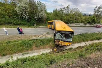 Keresztbe álló busz torlaszolta el a 6-os utat