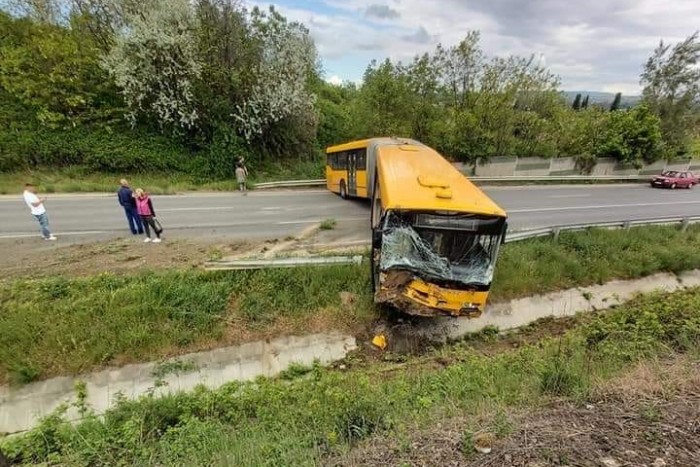 Keresztbe álló busz torlaszolta el a 6-os utat