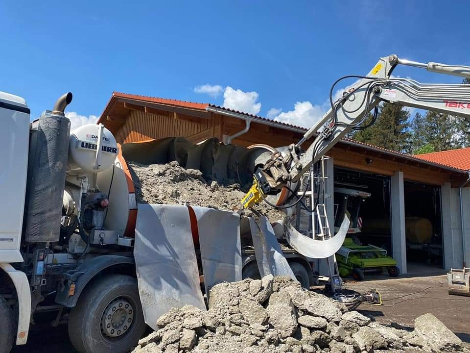 Megkötött a beton a keverőben, így kapták szét markolóval 3