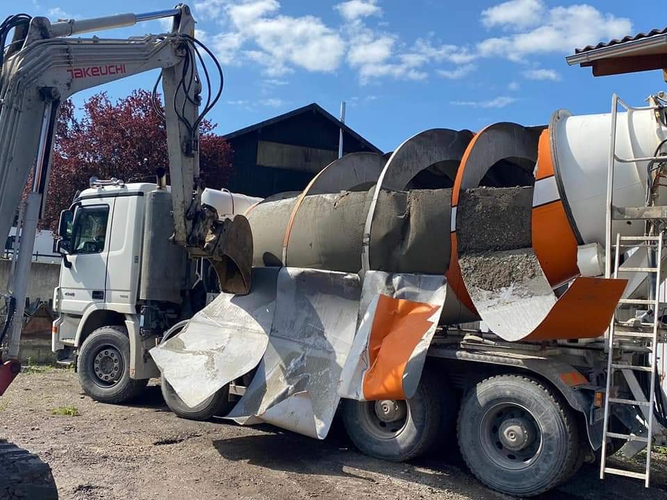 Megkötött a beton a keverőben, így kapták szét markolóval 2