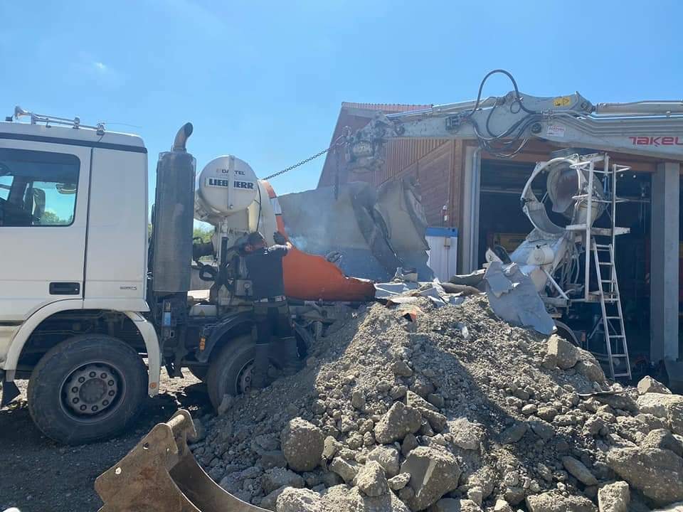 Megkötött a beton a keverőben, így kapták szét markolóval 4 | Vezess Megkötött a beton a keverőben, így kapták szét markolóval 4