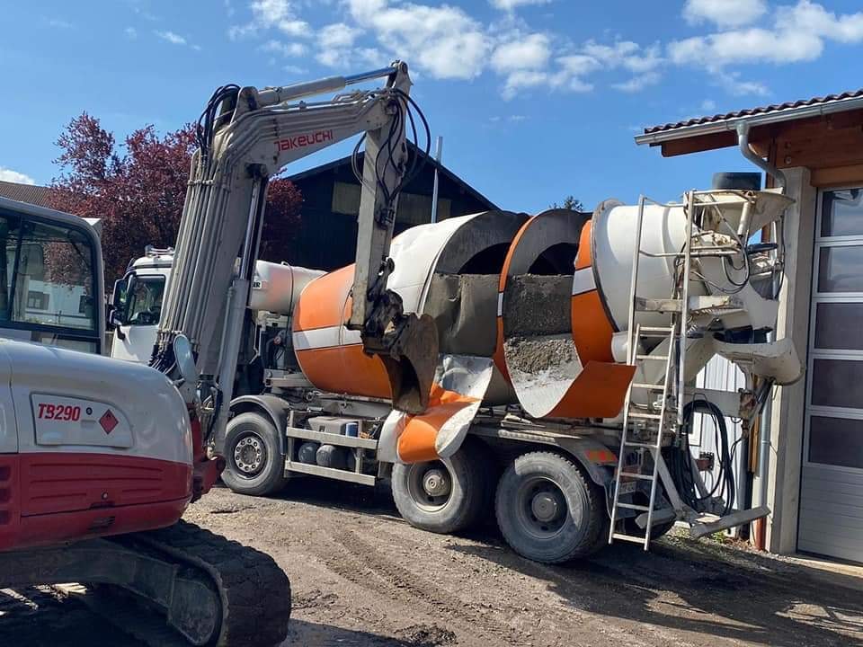 Megkötött a beton a keverőben, így kapták szét markolóval 1