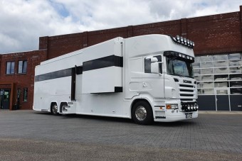 Három hálószobás, guruló lakást csináltak ebből a Scaniából