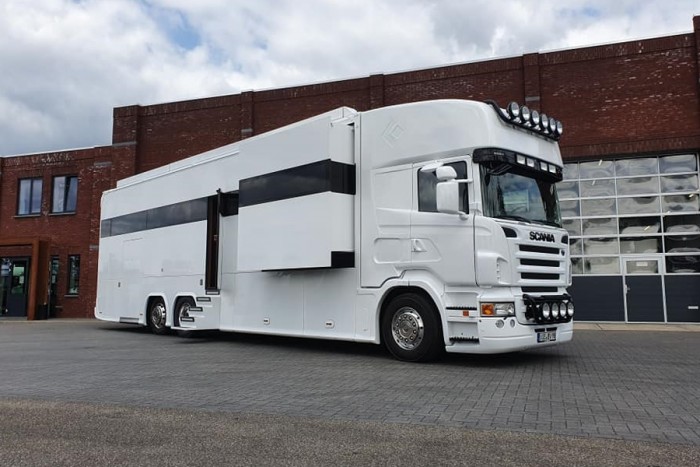 Három hálószobás, guruló lakást csináltak ebből a Scaniából