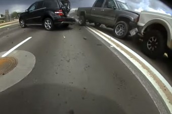 Bámulatos, ahogy ez az autós elmenekül a tömegbaleset elől