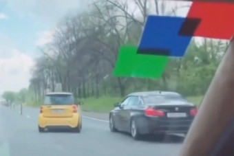 Idióta módon vezetett a Smart sofőrje, majdnem baleset lett a vége