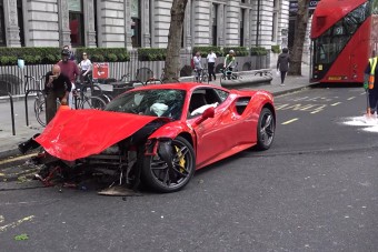 Bérelt Ferrarit zúzott le London közepén a rapper