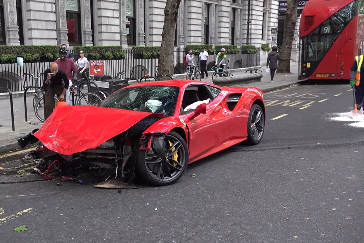 Bérelt Ferrarit zúzott le London közepén a rapper 4