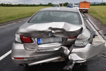 Fél órája vásárolt BMW tört össze a 87-esen