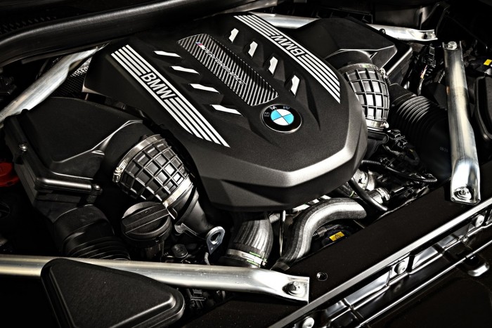 Itt a V8-as X7 azoknak, akik szeretnek tankolni 6