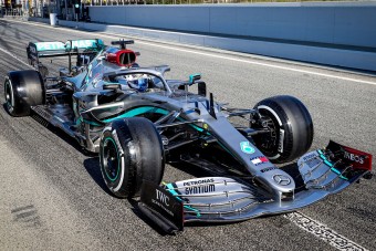 F1: Még nincs is szezon, de a Mercedes már pánikol