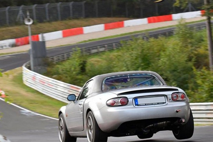 Így kergeti a Koenigsegg tesztpilótája az MX-5-öst a Nürburgringen