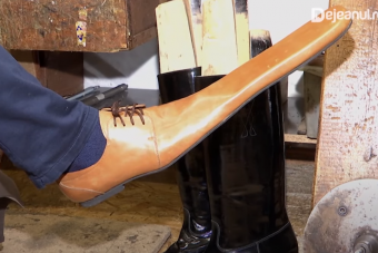 Vírus ellen tervezett egyedi cipőt egy kolozsvári mester, de szerintünk ő sem gondolja komolyan