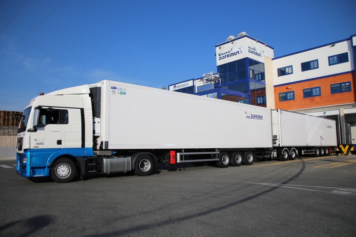 XXL-es kamionnal szállítják az élelmiszereket