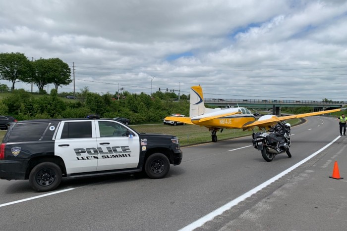 Autópályára szállt le egy repülőgép