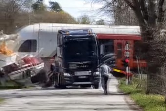 Kegyetlen, ahogyan a vonat áthajt a kamionon