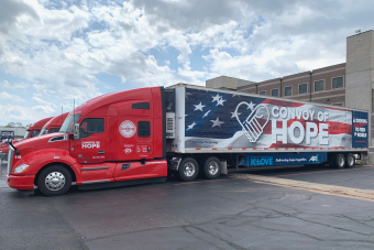 Csőrös kamionokkal viszik a segítséget a rászorulóknak