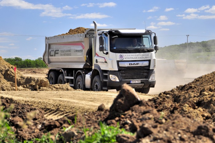 Magyar bányában nyúzzák a DAF új dömperét 1 | Vezess Magyar bányában nyúzzák a DAF új dömperét 1