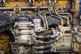 Látványos videón mutatják meg egy kamion motorjának feltámadását