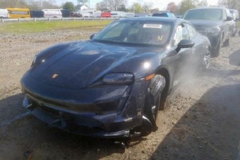 24 kilométer után összetörték a villany-Porschét