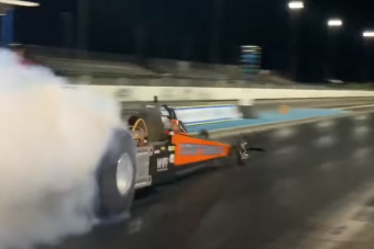 Földöntúli látvány, ahogy ez a néma elektromos rakéta kilő 300 fölé