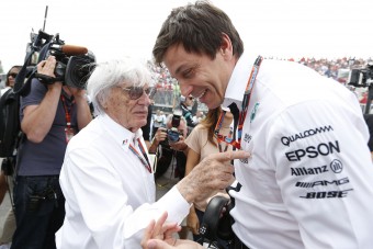 F1: Lopási ügybe keveredett a Mercedes-főnök