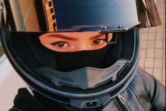 190 km/órával esett a fiatal motoros lány, karcolásokkal megúszta