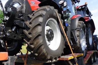 Egy fordulóval akarta letudni a melót, ezért dupla annyi traktort vitt a kamionos