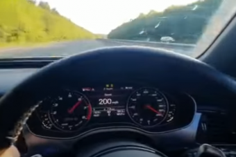325 km/órás száguldásról tett fel videót a netre, most keresik a rendőrök