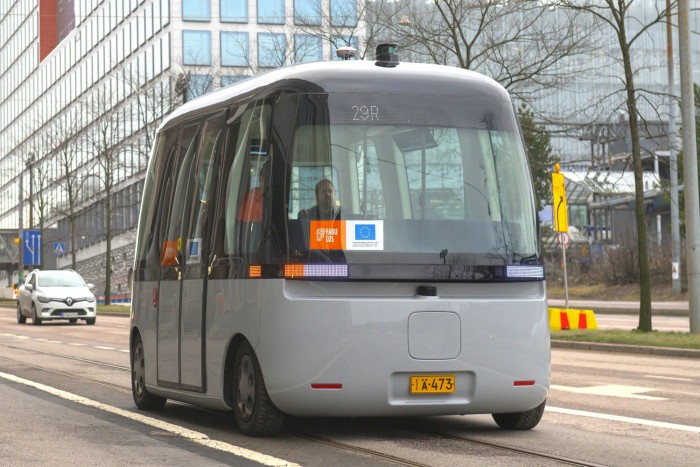 Újabb városokban tesztelik az önvezető minibuszokat