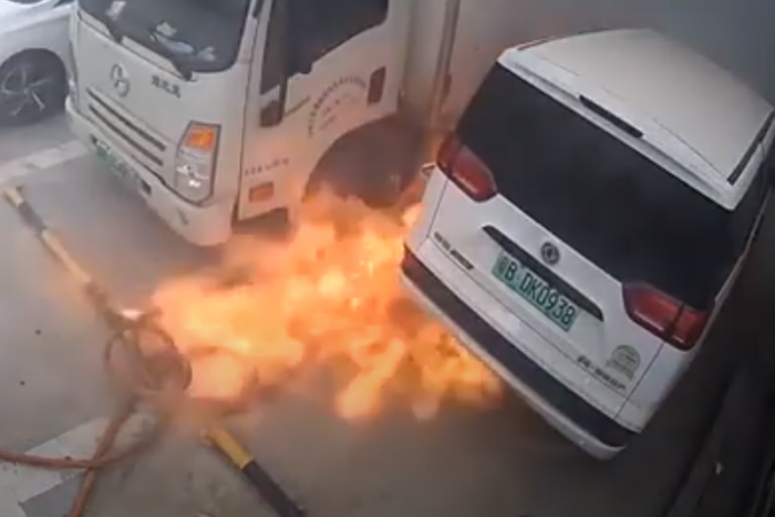 Töltés közben csaptak ki durva lángok a kínai villanyautó alól