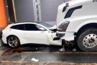 Csúnyán lezúzta főnöke Ferrariját a kamionos 8