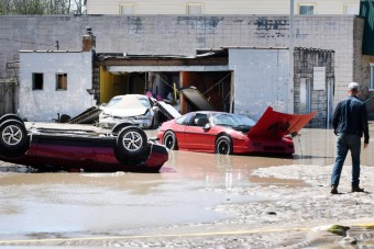 Áradat vitte el a különleges autógyűjteményt