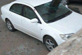 Ilyen, amikor egy garázs beleáll a szélvédőbe - igen, jól olvastad, egy garázs