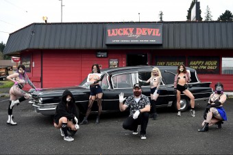 Autós sztriptízklub nyílt Amerikában - videó