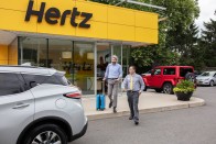 Rengeteg autót árul a csődbe ment Hertz autókölcsönző 8