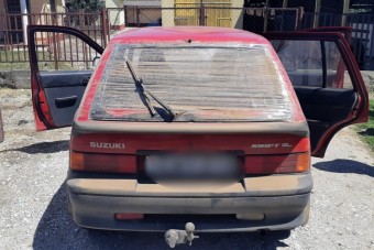 Megállítottak egy autót a rendőrök, nem győzték számolni a szabálytalanságokat